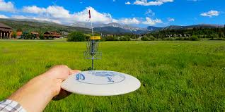This image has an empty alt attribute; its file name is disc-golf.jpg